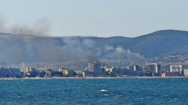 Пожар гори в района на Слънчев бряг (видео/снимки)