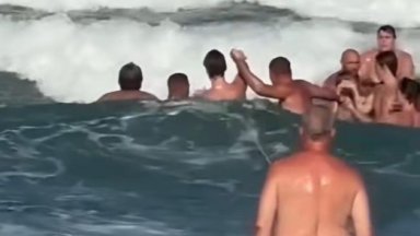 Вижте как спасиха дете от бурните вълни в Слънчев бряг (видео)