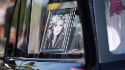 Хиляди изпратиха с аплодисменти Бони Тайлър в последния ѝ път (снимки/видео)