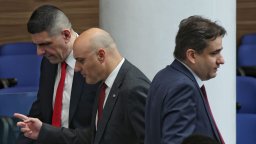 ДБ: Правителството овладява проваления модел и създава нови рискове вместо реална промяна