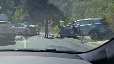 Челен удар и разпилени части от колите по пътя край Бистрица, пострадали са майка и син