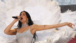 Дуа Липа отслабва със сок от кисели краставички в колата си