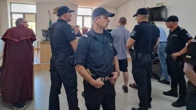 Тримата обвиняеми в нацизъм от "Кръв и чест" поискаха свобода, двама я получиха (снимки)