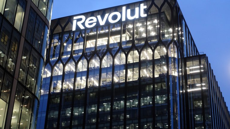 Revolut открива най-големия летищен салон в Европа