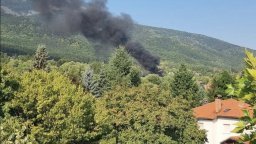Пожар пламна в столичния "Драгалевци" и обхвана къща (видео)