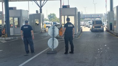 Турски журналист е задържан при опит да влезе в България, скрит под камион