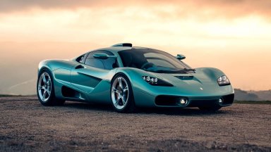 Модерният McLaren F1 е с атмосферен двигател V12  и ръчна скоростна кутия