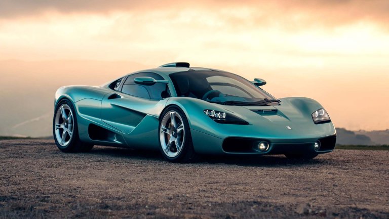 Модерният McLaren F1 е с атмосферен двигател V12  и ръчна скоростна кутия