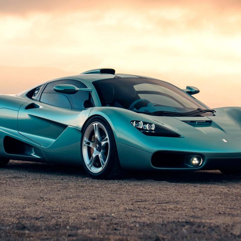 Модерният McLaren F1 е с атмосферен двигател V12  и ръчна скоростна кутия