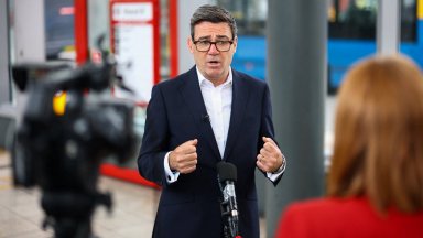Британският премиер не се срамува от ало-измамата, номерата на трима от кабинета изтекоха