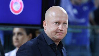 Треньорът на АЕК се оплака от терена на "Васил Левски"