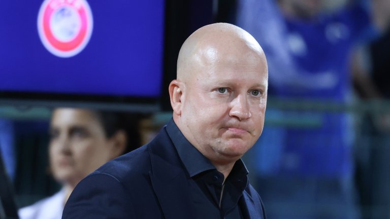 Треньорът на АЕК се оплака от терена на "Васил Левски"