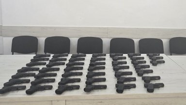 Откриха 45 бойни пистолета в тир със смокини на "Капитан Андреево"