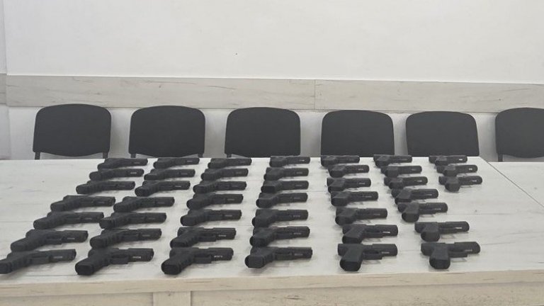 Откриха 45 бойни пистолета в тир със смокини на "Капитан Андреево"