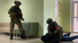 Антитерористи нахлуха в детски градини, училища и колежи в цяла Русия