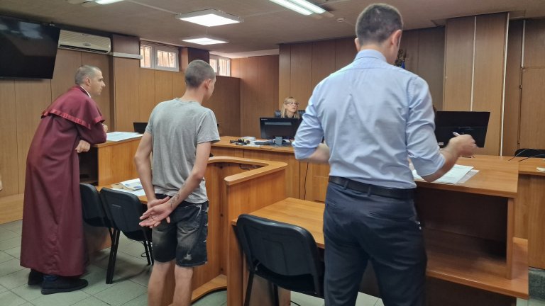 18-годишният Теодор, обвиняем за побоя над непалци в Пловдив, остава на свобода