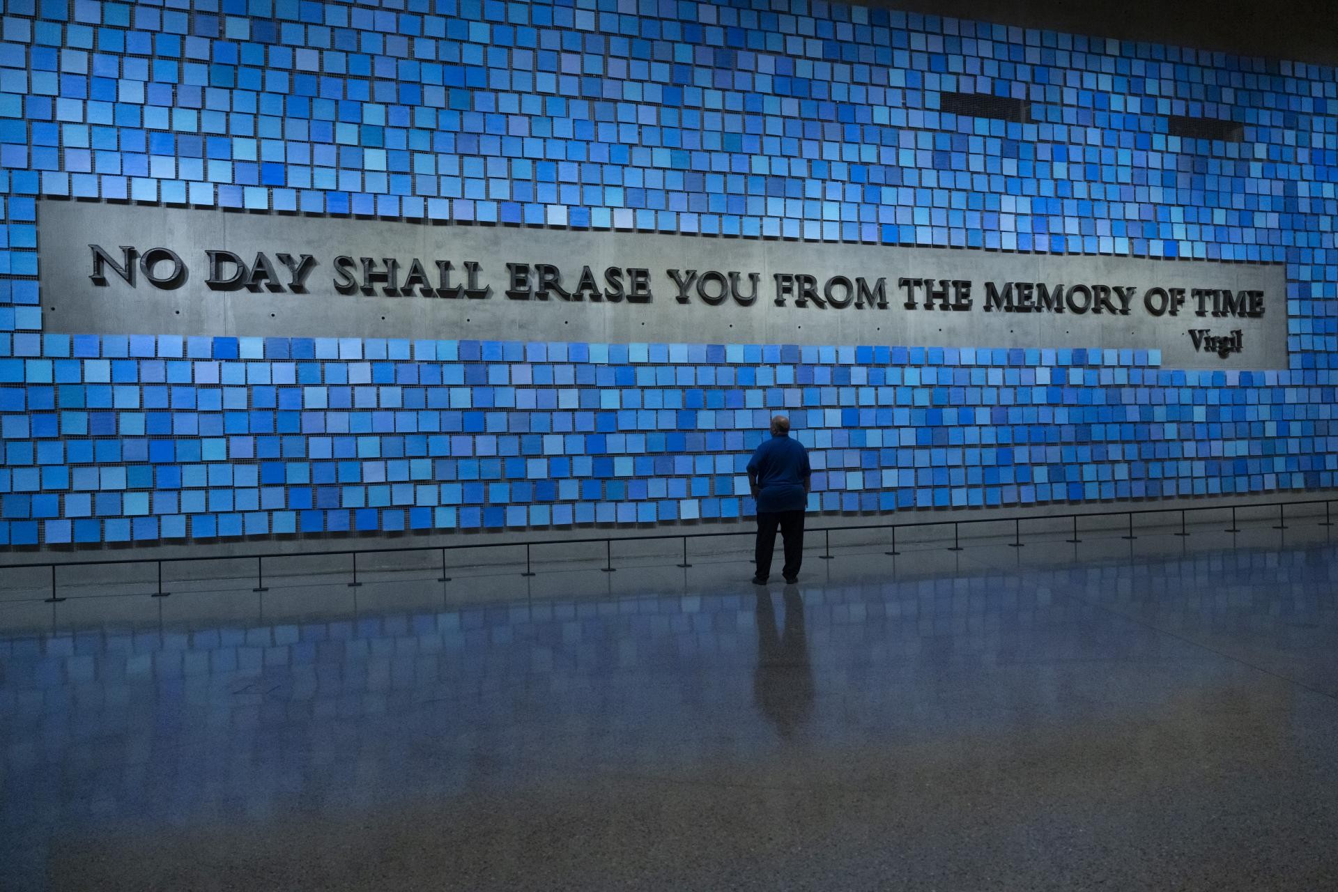 Бил Спейд стои пред мемориалната стена в  “9/11 Memorial & Museum” 
