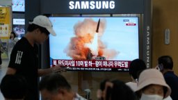 Северна Корея изстреля 10 ракети, съкращаването на ученията на САЩ не променяло нищо (снимки)