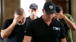 Оставиха в ареста бащата и сина, разпространявали психотропни лекарства чрез куриерска фирма
