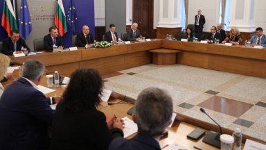 Радев: Действията на кабинета срещу прането на пари са гарант за излизане от "сивия списък"