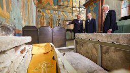 Историческа находка в Кремъл: Путин се поклони пред мощите на княз Дмитрий Донски (видео)