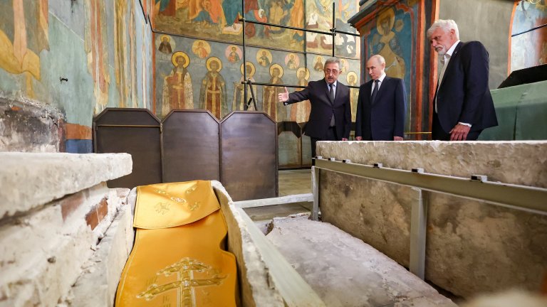 Историческа находка в Кремъл: Путин се поклони пред мощите на княз Дмитрий Донски (видео)