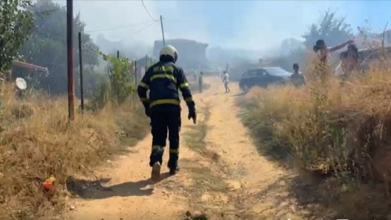 Втори пожар пламна в Градец, докато се борят с огъня в другия край, недалеч от Медвен (видео/снимки)
