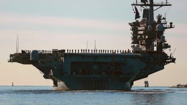 Самолетоносачът "Ейбрахам Линкълн" поема към дома след напрежение и смут