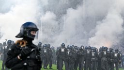 Над 80 ранени след сблъсъци между футболни фенове и полиция в Германия (видео и снимки)