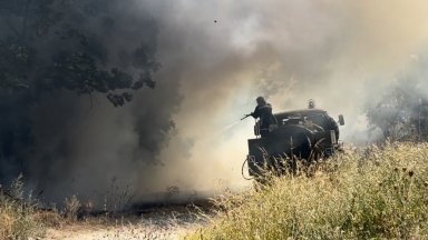 Голям пожар бушува до военния полигон "Корен", 11 екипа огнеборци се борят със стихията (видео)