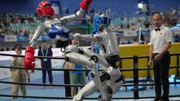 Хуманоидните роботи излизат на спортната арена и чупят човешки рекорди в Китай (видео и снимки)