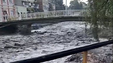 Бедствено положение в Сатовча след пороя, още търсят отнесения от реката мъж в Пещера