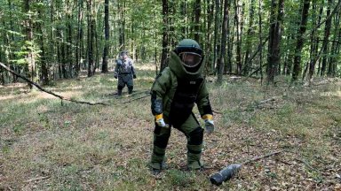 15 дни след взривовете край Трявна: Открити са 53 невзривени боеприпаса край "Емко"