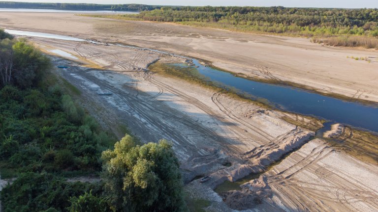 Сребърна пресъхва, спасяват езерото с вода от Дунав, за да не загинат птиците (снимки)