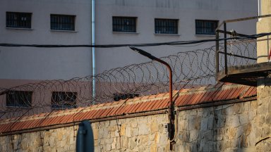 Бивши висши полицаи влизат в затвора за 10 г. кражба на цигари за милиони от склад на МВР