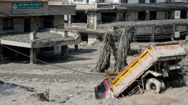 Броят на жертвите на потопа в Непал расте, хиляди са в неизвестност, опасността не е отминала