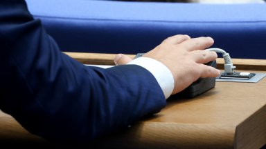 Стипендиите ще бъдат само за студенти редовно обучение и държавна поръчка