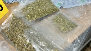 2 кг "надрусани" желирани бонбони и над килограм марихуана иззеха от млад мъж в Пловдив
