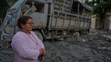 Жертвите на бедствието в Непал станаха 469, спасителите продължават да издирват стотици