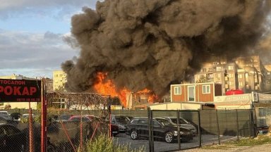 Голям пожар избухна във варненски автосервиз за газови уредби, има пострадал (видео/снимки)