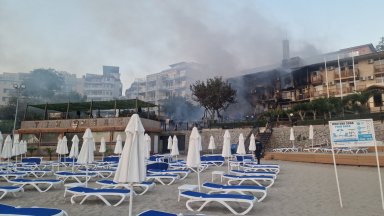 Пожар изпепели ресторант и обхвана хотели в центъра на Созопол (снимки/видео)