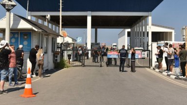 Турски ферибот с близо 300 пътници се преобърна край остров Кипър (снимки/видео)