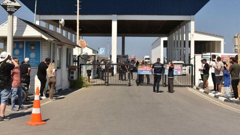 Турски ферибот с близо 300 пътници се преобърна край остров Кипър (снимки/видео)