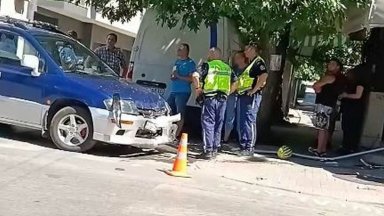 Кола блъсна жена на тротоара пред магазин до Колхозния пазар във Варна (видео)