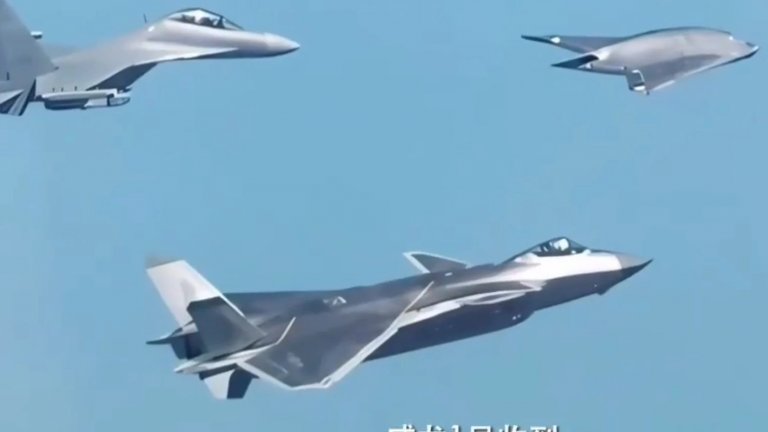 Китай тества 40 000 тонен "самолетоносач за дронове"