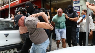 8 задържани за имотна измама в София, опитали да продадат жилище на починала жена (снимки)