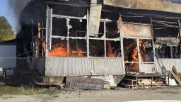Голям пожар в складове за дограма и надгробни паметници в Свищов (снимки)