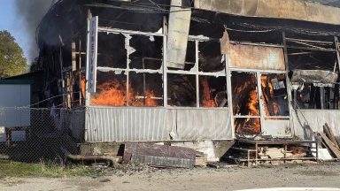 Голям пожар в складове за дограма и надгробни паметници в Свищов (снимки)