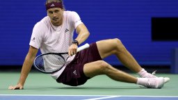 На 2 точки от отпадане: Водачът в схемата Зверев оцеля на US Open след петчасов екшън