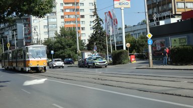 Катастрофа между трамвай и камион на "Чистота" затвори столичен булевард в час пик (снимки)